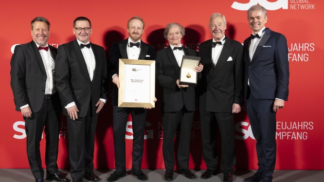 'Goldene Uhr des SG 2025' geht an Gebr. Heinemann, 'Pioneer Award' für Planet A Foods - Max Heinemann (3.v.l.) und Claus Heinemann (4.v.l.) vom Hamburger Familienunternehmen Gebr. Heinemann SE & Co. KG. Es gratulierten: Oliver Peik, stellvertretender SG-Vorstandsvorsitzender (1.v.l.), Ulrich Zuenelli, SG-Aufsichtsratsvorsitzender (2.v.l.), Laudator Holger Strait (2.v.r.), geschäftsführender Gesellschafter von Niederegger, und der SG-Vorstandsvorsitzende Joachim Eckert (1.v.r.) - Quelle: SG